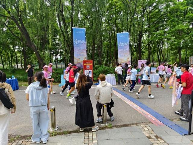 世界杯官方直播-一根绳子,六道光——一场让视障跑者被“看见”的六天六马挑战